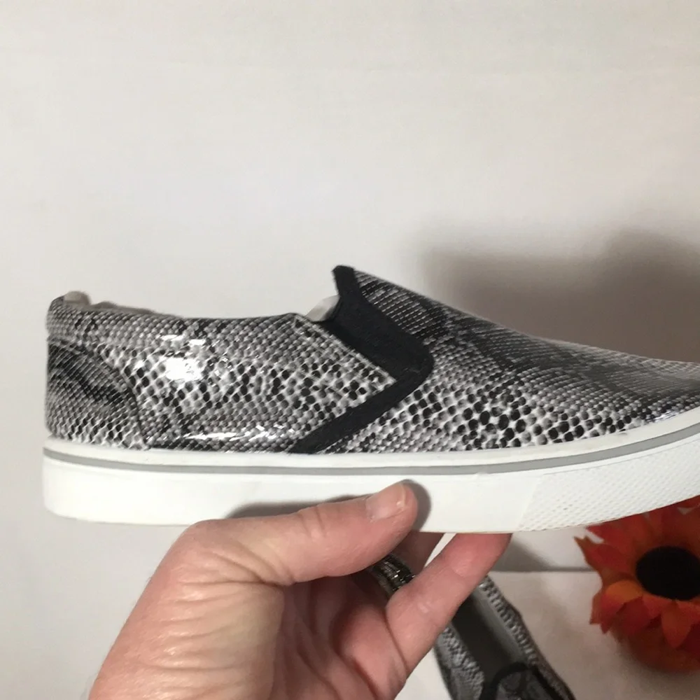Pink Label girl’s black, grey, & white faux snakeskin slip on sneakers size 3